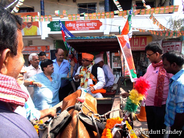 श्री रवीन्द्र पाण्डेय के चुनाव कार्यालय/घर के बाहर विद्यासागर चौहान की टमटम। 