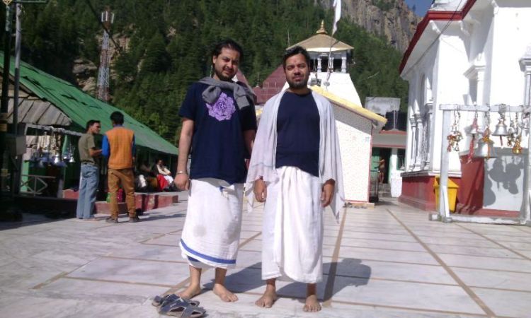 हर्ष (बांये) और शैलेश - वहां जहां भगीरथ ने गंगावतरण के लिये तपस्या की थी। 
