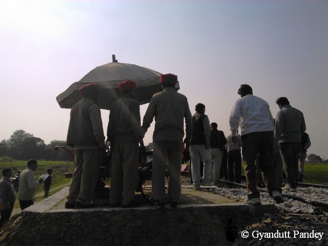 पुश ट्रॉली, एक ट्रॉली रिफ्यूज में खड़ी। साथ में ट्रॉली-मैन हैं। 