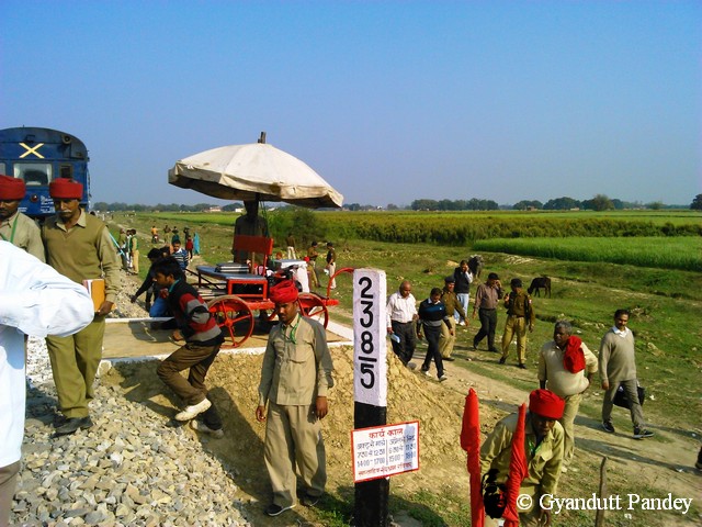 महाप्रबन्धक का ट्रॉली के निरीक्षण के समय का चित्र। 