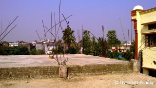 रेलवे स्टेशन पर यह वेटिंग हॉल जाने कब से बन रहा है। 