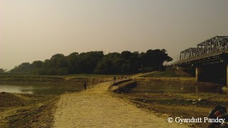 डोमिनगढ़ के पास ककरा नदी पर पॉण्टून पुल। दांयी ओर रेल पुल है। 