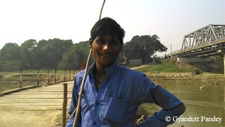 बाबू। 'एकाध किलो मछली पकड़ लेते हैं रोज' 