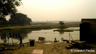 धोबीघाट पर सूखने को टंगे कपड़े। 