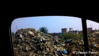 स्टेशन से नदी के रास्ते यह कचरा-अम्बार। वाहन का शीशा नहीं खोला वहां से गुजरते। 