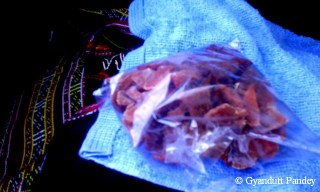 "मैने नाश्ते के लिये जंगली सेब चुना है।" 