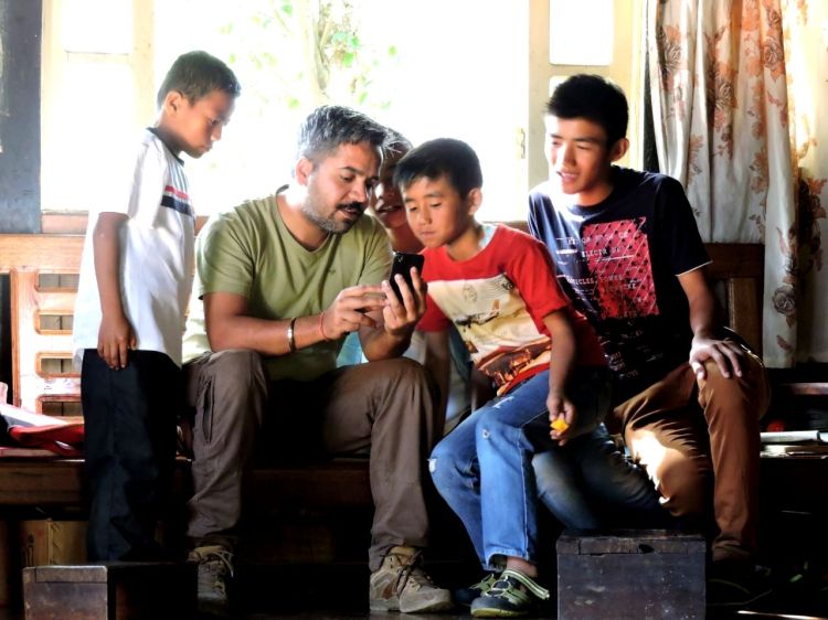 शैलेश के जवान मित्र। उंग्मा गांव में अतु के भतीजे। 