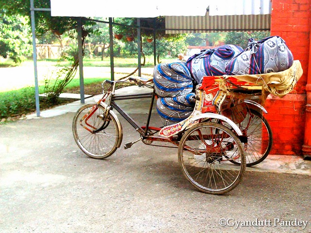 शॉल के गठ्ठर लदा रिक्शा। 