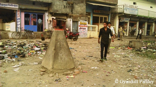 बढ़नी (भारत) और कृष्णनगर (नेपाल) के बीच यह नो-मेंस-लैण्ड। सामने नेपाल है। सुरक्षाकर्मी ने मुझे फोटो न खींचने की हिदायत दी। पर तब तक खींच चुका था मैं।  