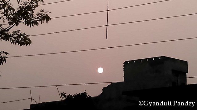 ढ़लता सूरज। क्षितिज भारत में है। 