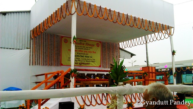 ट्रेन उद्घाटन के लिये सजाया मंच। 