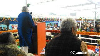 मंच पर बोलते पण्डित मिश्र। 