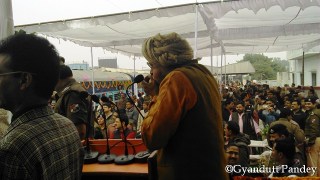 ट्रेन के प्रस्थान पर शंखनाद करते ये सज्जन। 