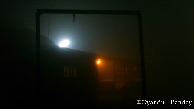 घर के पिछवाड़े की ओर से दाखिल हुये कोहरे में हम। 