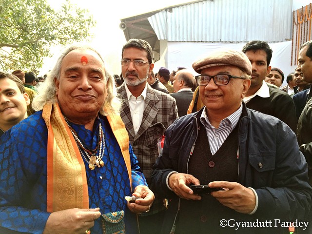 पण्डित छन्नू लाल मिश्र और मैं। उनके बांये हाथ में इत्र की शीशी भी जै जिससे उन्होने इत्र मेरे हाथ पर लगाया। 