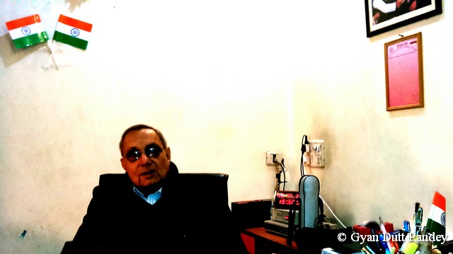 बातचीत में श्री लाहिड़ी। 