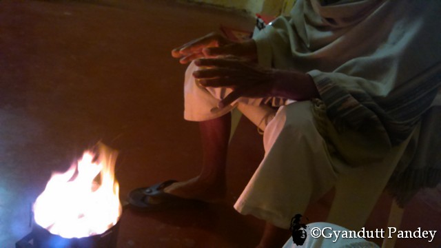 पिताजी की चारपाई के बगल में रखी सिगड़ी