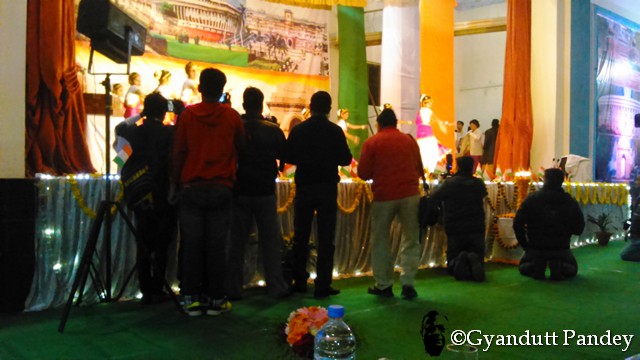 स्टेज को छेंक कर खड़े फोटोग्राफ़र्स। इनका व्यवसाय खत्म ही होना है भविष्य में।