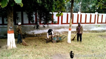 गोल्फार में कार्यरत सफाईवाले। 