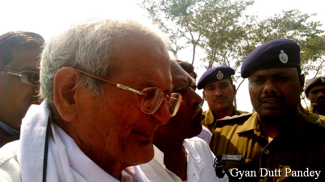 राजेन्द्र मिश्र, निरीक्षण स्पेशल के पास।