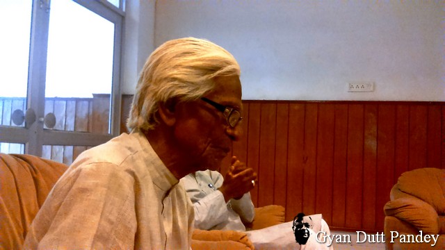 मैने श्री गुप्ता के पास बैठ कर उनसे उनके बारे में पूछना बेहतर समझा। 