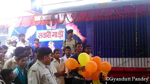 उद्घाटन के लिये सजी डेमू सवारी गाड़ी। सादात स्टेशन पर। 