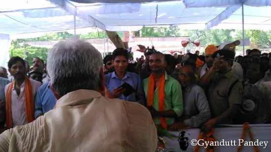 समारोह के दौरान जनता से बोलते-बतियाते श्री मनोज सिन्हा। 