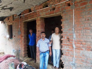 कटका में बनते घर को देखते पिताजी। साथ में मनीष औरदूर नीली कमीज में धर्मेन्द्र।  