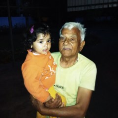 पिछले अप्रेल महीने में मेरी पोती  पद्मजा को गोद ले कर खड़े पिताजी। 