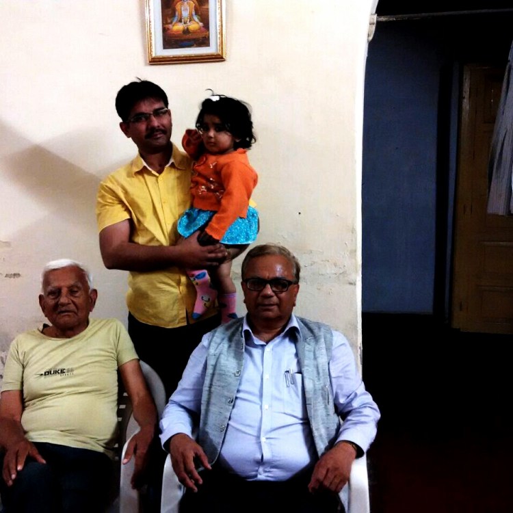 पिताजी के साथ मेरा बेटा, पद्मजा और मैं। 