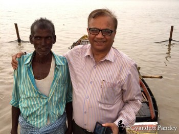 सम्पत के साथ मैं। नेपथ्य में उसकी नाव। 
