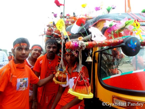 कैथी में जल लेने, रंगबिरंगे ऑटो में आये कांवरिये। 