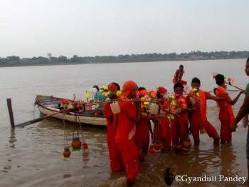कैथी के गंगा तट पर कांवरिये 
