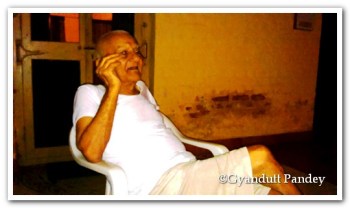 संझा में बरामदे में बैठे, बतियाते पिताजी। 