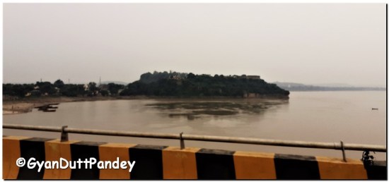 This image has an empty alt attribute; its file name is chunar12092002.jpg