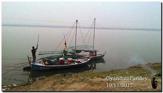 boats for tourists Prayag to Varanasi 