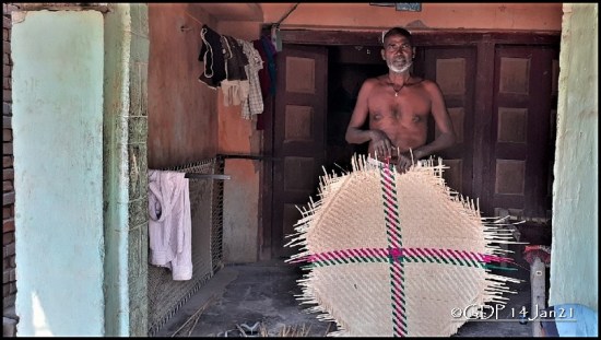 dhaikar man showing part wowen jhaua