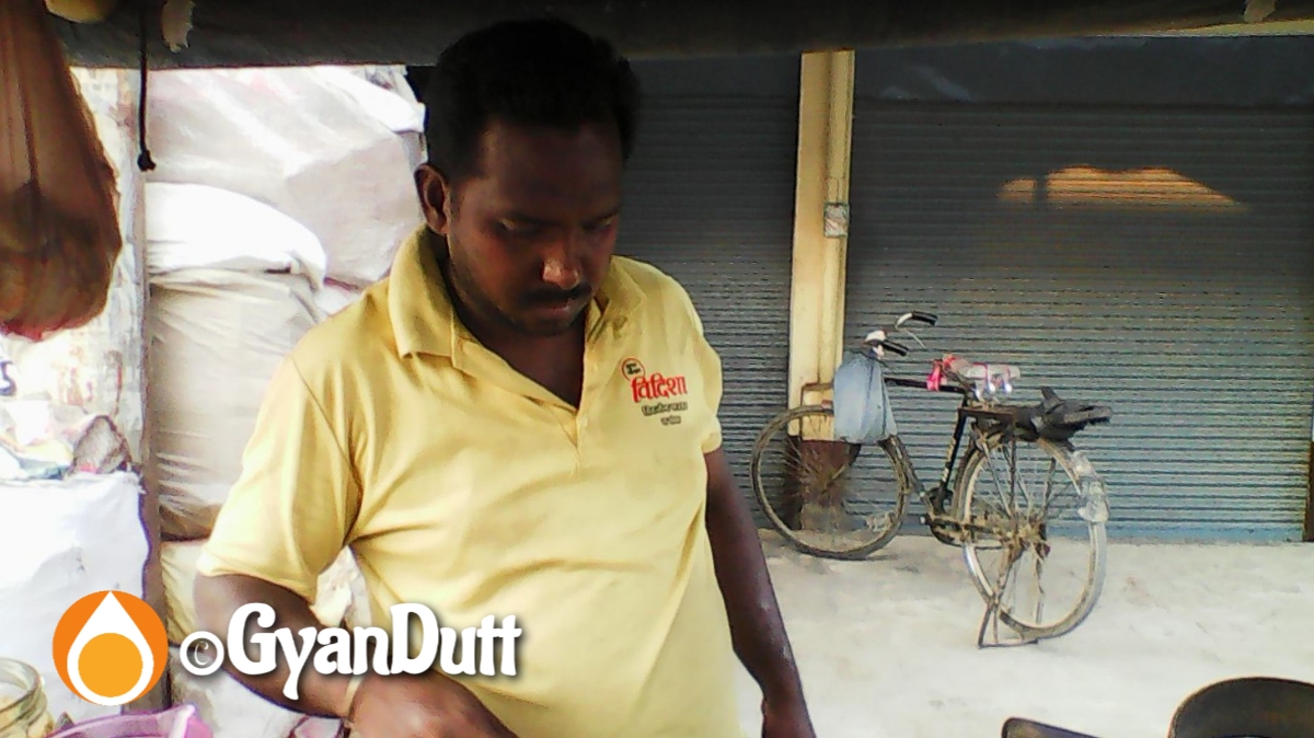 ओमप्रकाश, भूंजा के ठेले वाले 