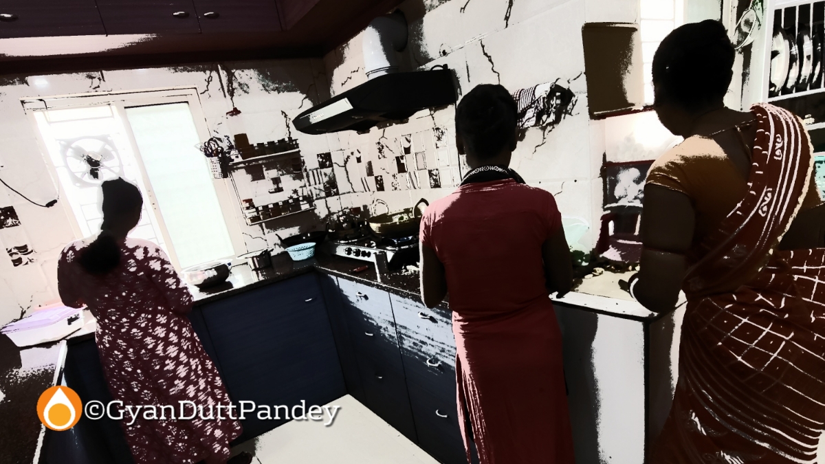 श्रीमती वाईयी की किचन मे‍ गोली, गिन्नी और गुंजा