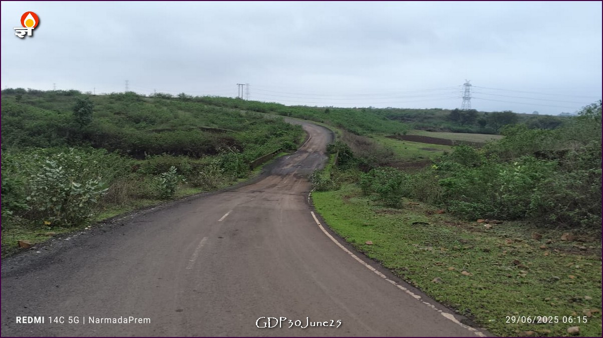 खाल्हेदूधी से निकलते मिली सड़क 